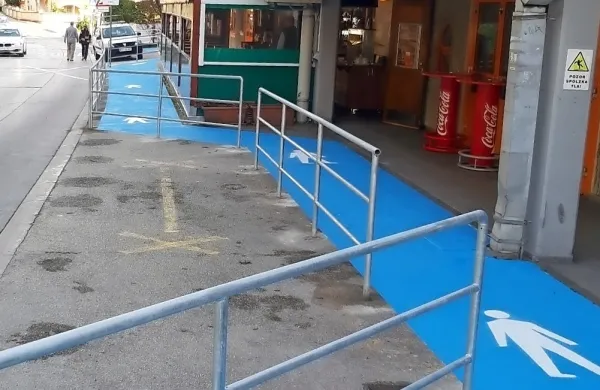 Ob športni dvorani v Luciji so v teh dneh z modro barvo označili 
varno pot do bližnjih osnovne šole in vrtca ter postavili varovalno 
ograjo.