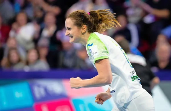 Slovenske rokometašice  so po bledem prvem polčasu v drugem 
povsem zagospodarile in premagale Kubo z 39:26 (17:15). 