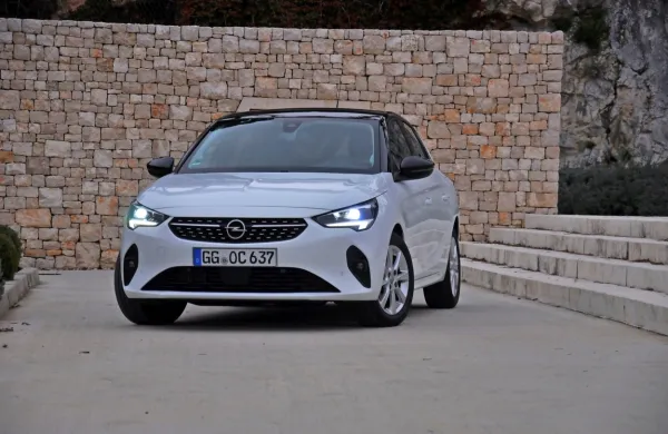 Pri Oplu izpostavljajo predvsem paketa elegance in GS line, ki 
nadgrajujeta vstopni paket opreme edition. Še posebej je to 
opazno pri GS line, ki corsi prinaša športne sedeže, aluminijaste 
stopalke, kromiran zaključek izpušnega sistema in malce prilagojen volanski mehanizem.