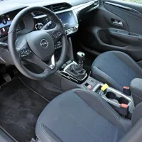 Notranjost je sveže oblikovana in prepredena s kakovostnimi 
materiali, a ne more skriti sorodstva s Peugeotovimi modeli.