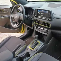 Sedenje spredaj je za dva velika človeka  dobro, prav tako 
preglednost - križanci so pač visoko sedeča vrsta vozil, v zadnjem 
delu bodo trpeli le tisti čez meter devetdeset.