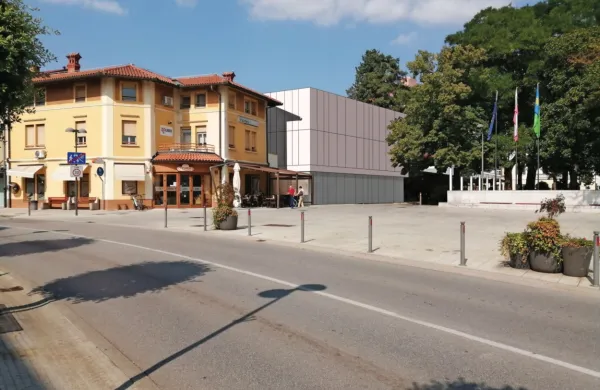 Arhitekti UBI studia so si zamislili, da bi porušili sedanji objekt in zgradili novega, tržnico pa posodobili z nadstreškom.  