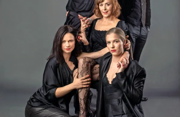 To jabolko, zlato, erotična drama Simone Semenič, bo znova na 
odru Štihove dvorane Cankarjevega doma od prihodnje srede.    