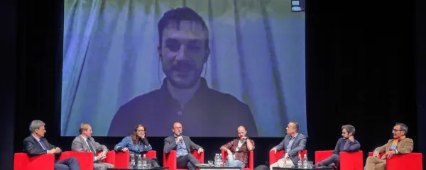 Z leve: Jadran Lenardič, Bojan Križaj, Jana Kolar, Rado Pišot, Rudi 
Bučar, Gregor Anderluh, Voranc Kumar in Tadej Toš. V ozadju na 
zaslonu Mitja Gasparini.  