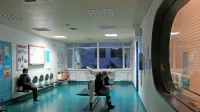 V čakalnici hrpeljske zdravstvene postaje ne vedo, kdo jih bo 
pričakal v ordinacij, saj  že dolgo  nimajo stalnega zdravnika, skrbi 
pa jih tudi usoda dežurnega centra. 