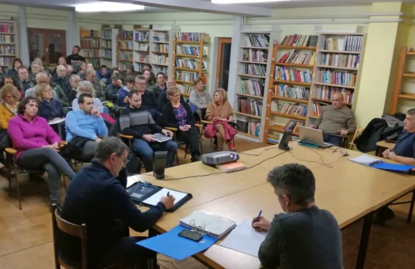 Senožejci in Laženci so občinski upravi izrazili željo, da jih odslej 
dosledno obvešča o vsem, kar se tiče njihovih krajev.   