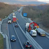 Včeraj so delavci med Vogrskim in Šempetrom nameščali betonsko ograjo med smernima voziščema.