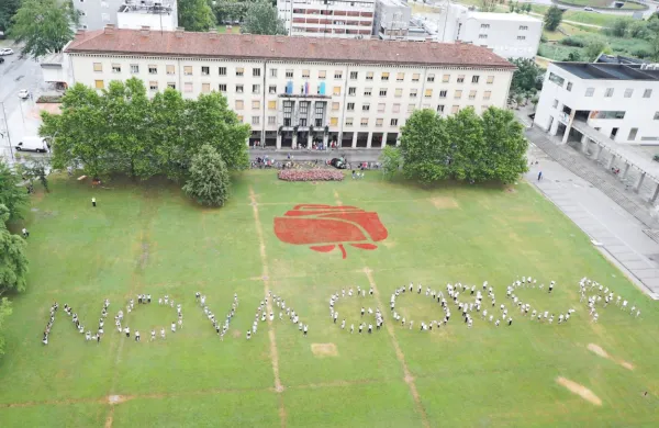 Miklavič je sestavljal ekipo, preverjal projekte Mateja Arčona in začel nastavljati svoje
