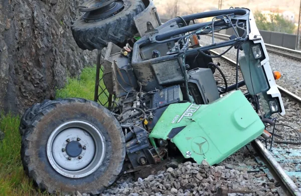 Razbit traktor so kontrolorji tehničnega pregleda iz Ilirske Bistrice 
pet let potrjevali kot tehnično brezhibnega. (fotografija je simbolična)