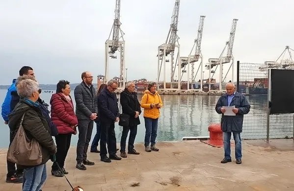 Klub upokojenih delavcev Luke Koper je ob današnji 61. obletnici 
prihoda prve ladje Gorica v koprsko pristanišče postavil spominsko obeležje vizionarju in pobudniku izgradnje pristanišča v 
Kopru Danilu Petrinji. 