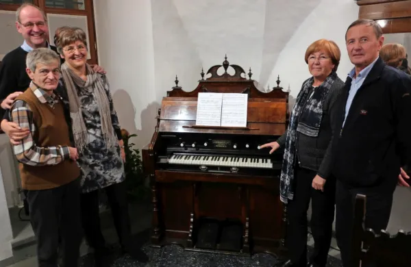 Zadnji še živeči  vnuki Franca Kosmača in Marjane Trušnovec ob družinskem harmoniju:  na desni  
Nanča Kosmač Kogej in Jernej Kosmač (otroka  Cirila Kosmača),  na levi spredaj Bogdan Kosmač (sin  
Vladka Kosmača), zadaj  Nevenka Vomer  in  Miran Hvala (otroka Ivanke Kosmač, poročene Hvala)