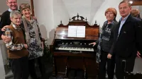Zadnji še živeči  vnuki Franca Kosmača in Marjane Trušnovec ob družinskem harmoniju:  na desni  
Nanča Kosmač Kogej in Jernej Kosmač (otroka  Cirila Kosmača),  na levi spredaj Bogdan Kosmač (sin  
Vladka Kosmača), zadaj  Nevenka Vomer  in  Miran Hvala (otroka Ivanke Kosmač, poročene Hvala)