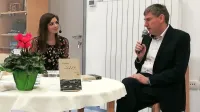 Avtor romana Jože Celin med pogovorom s Tadejo Logar, ki je 
vodila literarni večer v šoli v Kuteževem, na katerem je avtor 
predstavil svoje delo.