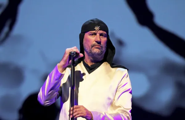 Skupina Laibach je pri priznani britanski založbi Mute izdala EP 
Party Songs, na katerem je zbranih šest doslej neobjavljenih 
skladb, ki so bile na repertoarju nastopa skupine v Severni Koreji 
leta 2015.