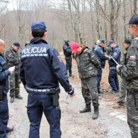 Kako je &Scaron;i&scaron;kova varda ob meji trčila v policijsko patruljo