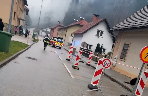 V naselju Za jezom v Tržiču je zaradi preseženih mejnih vrednosti 
pri meritvah plina popolnoma zaprta lokalna cesta od Raven 
naprej.  Za zdaj so evakuirali deset oseb iz dveh bližnjih objektov. 