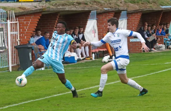 Osuji Amarachi (z žogo) je od Etiena Velikonje prevzel strelsko 
štafeto in kapetanski trak. 