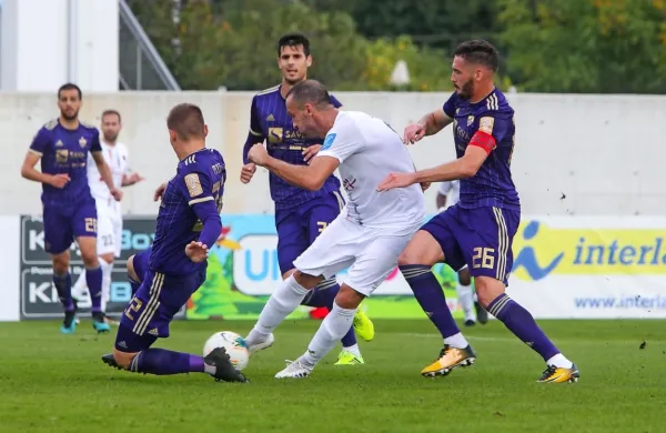 Predrag Sikimić (v belem dresu) v obroču nogometašev Maribora.