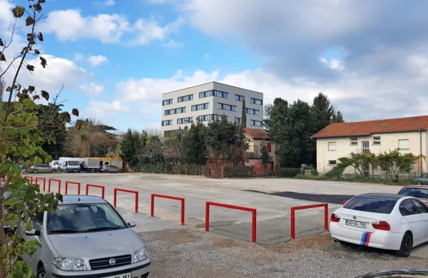 30 parkirnih mest za potrebe nove stavbe