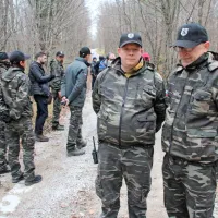 Erik Ratej (levo) in Danilo Zadel med sobotnim patruljiranjem ob 
meji pod Podgradom.