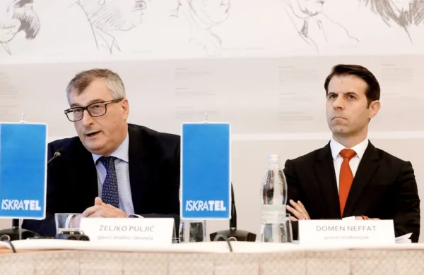Glavni direktor Iskratela Željko Puljić (levo) je prepričan, da je Dars 
zlorabil postopek izbire izvajalca, z aneksi pa je posel po njegovih 
besedah danes bistveno drugačen od razpisanega. Odvetnik 
Domen Neffat (desno) je dejal, da računsko sodišče posel že 
pregleduje. 