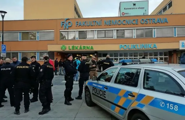 Neznanec je  streljal v bolnišnici v Ostravi. Po zadnjih podatkih je 
življenje izgubilo šest ljudi.