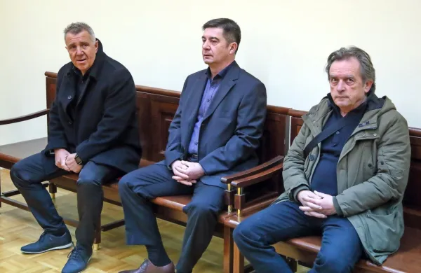 Vrhovno sodišče je zahteve za varstvo zakonitosti Srečka Prijatelja 
in Roberta Časarja (z leve, desno  Marjan Mikuž) zavrnilo kot 
neutemeljene.