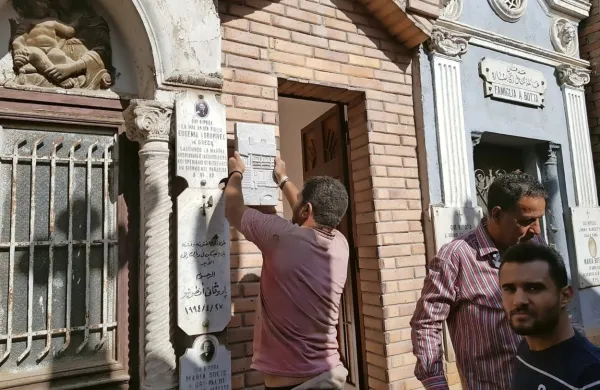 Spominsko ploščo postavljajo na manjšo grobnico, ki jo je 
slovensko veleposlaništvo najelo za deset let. 