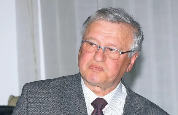 V 82. letu starosti je umrl umetnostni zgodovinar, profesor, 
urednik in likovni kritik Stane Bernik.