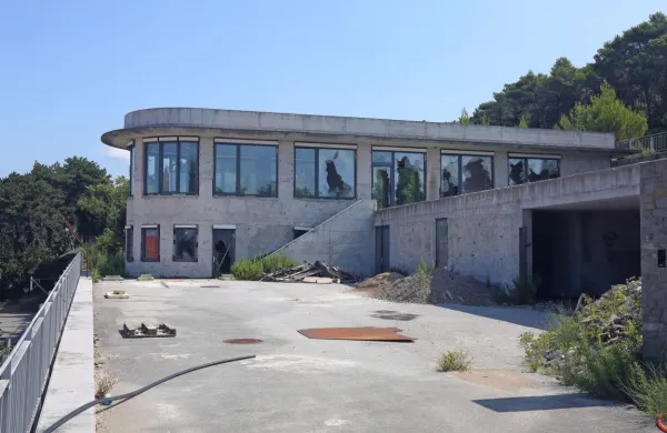 Prihodnje leto namerava ankaranska občina naročiti rušenje 
objektov na območju bodočega krajevnega pokopališča.