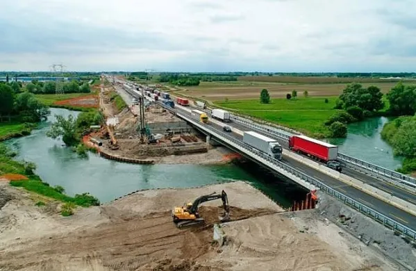 Zaradi gradnje tretjega voznega pasu bo avtocesta A4 nocoj in jutri 
zaprta. 