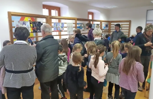 Na petkovi zaključni  prireditvi natečaja v Domu Andreja Manfrede 
v Kobaridu   so odprli  razstavo   nagrajenih  likovnih del.