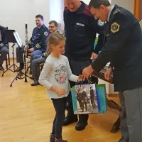 

Mladim avtorjem izbranih likovnih del so prireditelji v petek  izrekli 
čestitke in podelili  nagrade  najboljšim.