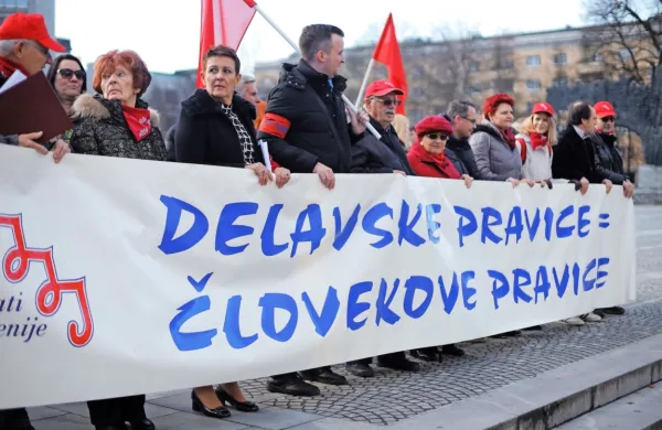 V ZSSS so s tradicionalno manifestacijo pred parlamentom 
opozorili na pravico starejših do dostojnega življenja.
