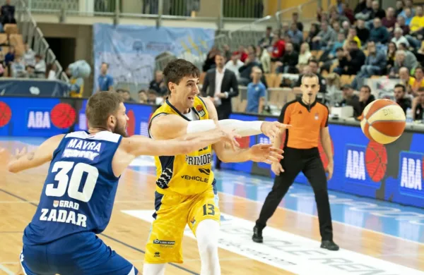 Dominik Mavra (levo) je Koprčanom povzročal veliko težav še v 
dresu Krke, podobno je bilo v ponedeljek, ko je igral v dresu 
Zadra.