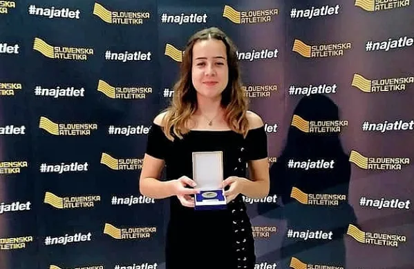 Eva Čanadi s plaketo za članska državna rekorda.