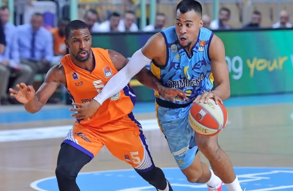Stephen Holt (desno) je v zadnji sekundi s trojko odločil zmagovalca tekme.