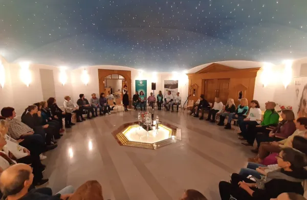 Društvo Bhakti Marga Slovenija je včeraj v avli Pomnika miru na 
Cerju izvedlo tako imenovani Om chanting.