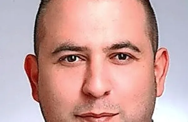 Policisti prosijo za pomoč pri iskanju 30-letnega Uroša Lorenčiča, 
ki je obdolžen storitve kaznivih dejanj tatvine, goljufije in nasilja v 
družini.