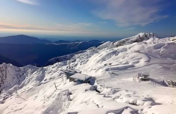Dostop na slovensko stran kaninskega smučišča  je za zdaj možen  
italijanske strani.