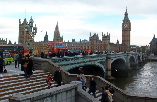 Britanski konservativci osvojili absolutno večino v parlamentu