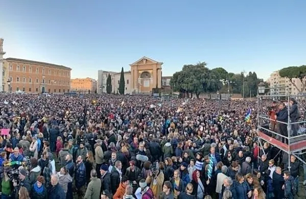 V Rimu na tisoče Sardin proti desnemu populizmu
