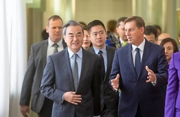 Zunanji minister Miro Cerar  na uradnem obisku gosti kitajskega 
kolega Wang Yija.