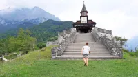 Cerkev Sv. Duha na Javorci, ki so jo med 1. svetovno vojno prostovoljno zgradili vojaki različnih 
narodnosti, je izjemen pomnik, ki predstavlja poziv k miru in spravi. 