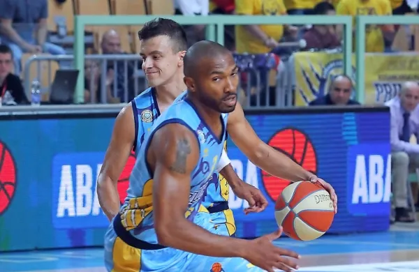Lance Harris (z žogo) je bil s 33 točkami in desetimi skoki (indeks 
37)  prvi strelec tekme.