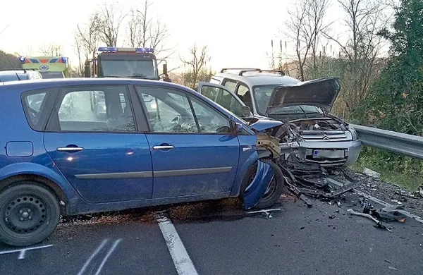 V nesreči na cesti med Šmarjami in Dragonjo sta se oba voznika 
lažje poškodovala.