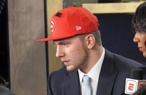 Luka Dončić se je poškodoval v soboto na tekmi proti Miamiju. Po 
slabih dveh minutah igre je nerodno stopil na nogo Kendricka 
Dunna in v bolečinah odšepal v slačilnico.