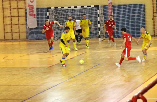 Za Oplast je prvi gol dosegel Žan Koren (v rdečem dresu desno).