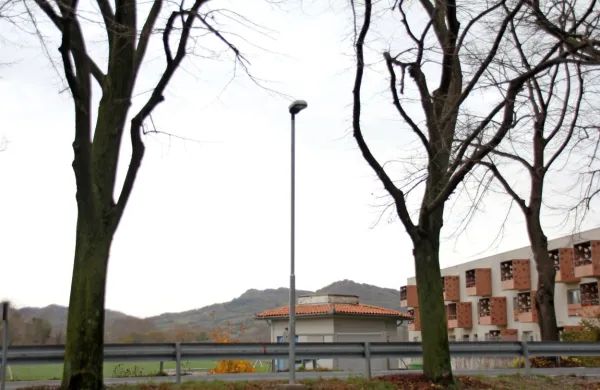 Župan želi razdreti koncesijsko pogodbo za  upravljanje z javno razsvetljavo, ker se mu zdi 
problematična. V podjetju Skapin odvračajo: “Škarje in platno v rokah je imela občina.”  