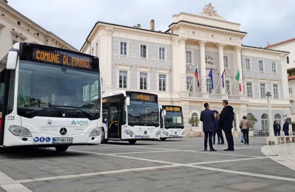 Na piranski občini so danes uradno prevzeli pet novih avtobusov, 
ki bodo v redni mestni promet vključeni že v sredo.
